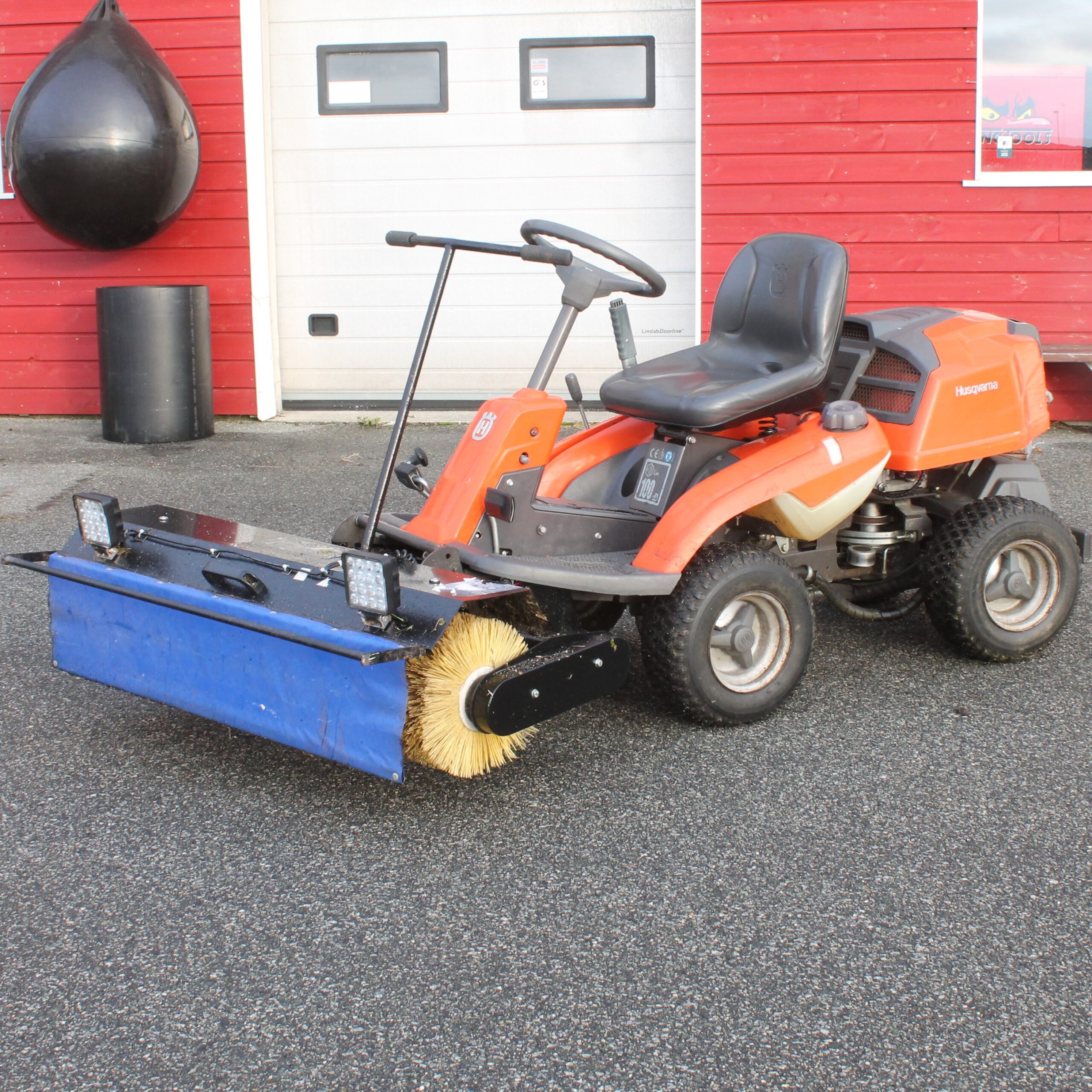 Husqvarna 216 rider med feie aggregat